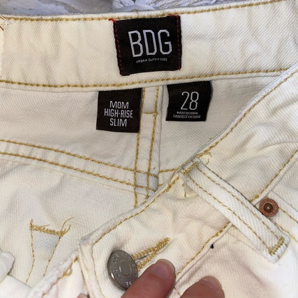 CREAM/ OFF-WHITE HIGH-RISE BDG MOM JEANS